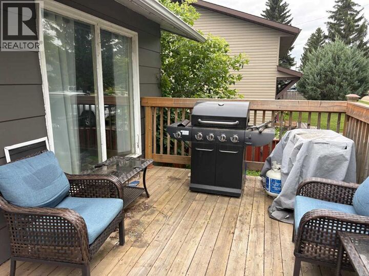 Property Photo:  202 4 Avenue  AB T0B 2X0 