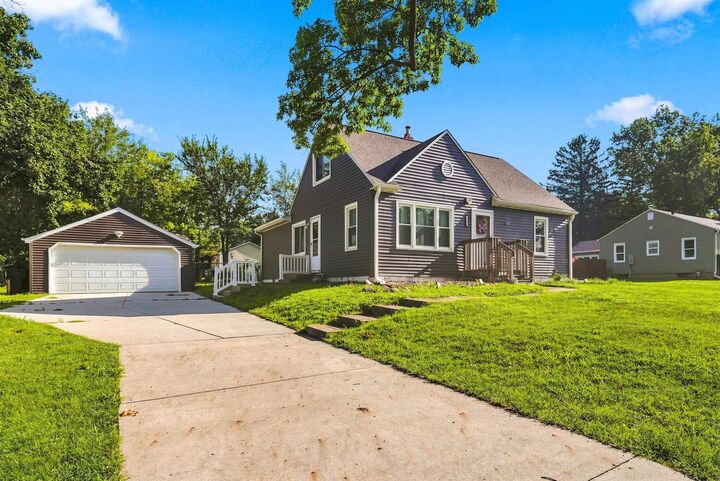 Property Photo:  1902 Pin Oak Drive  IA 50613 