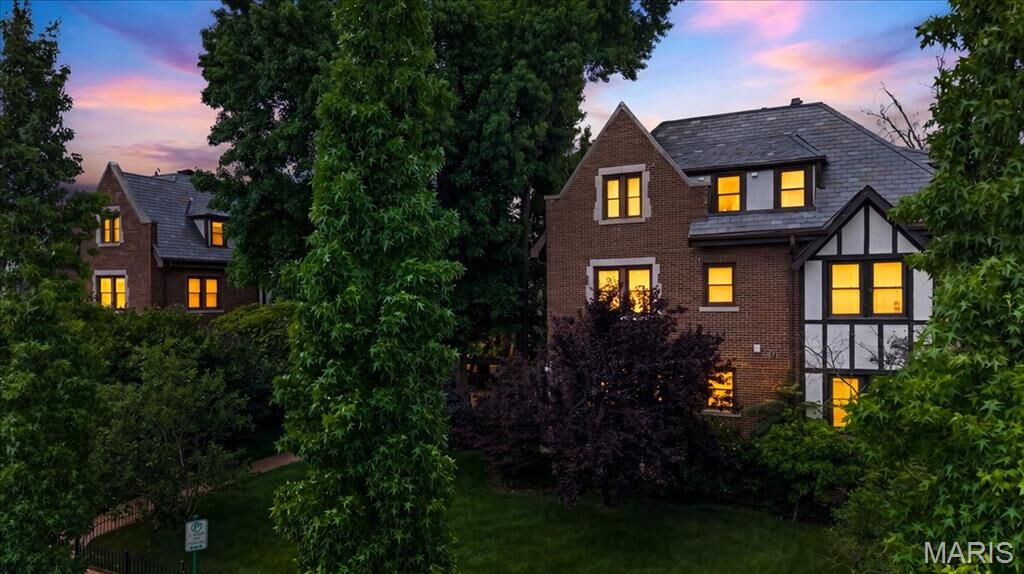Property Photo: 7625 Wydown Boulevard 1S MO 63105