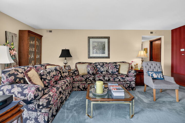 Property Photo:  77 Lake Hinsdale Drive 202  IL 60527 