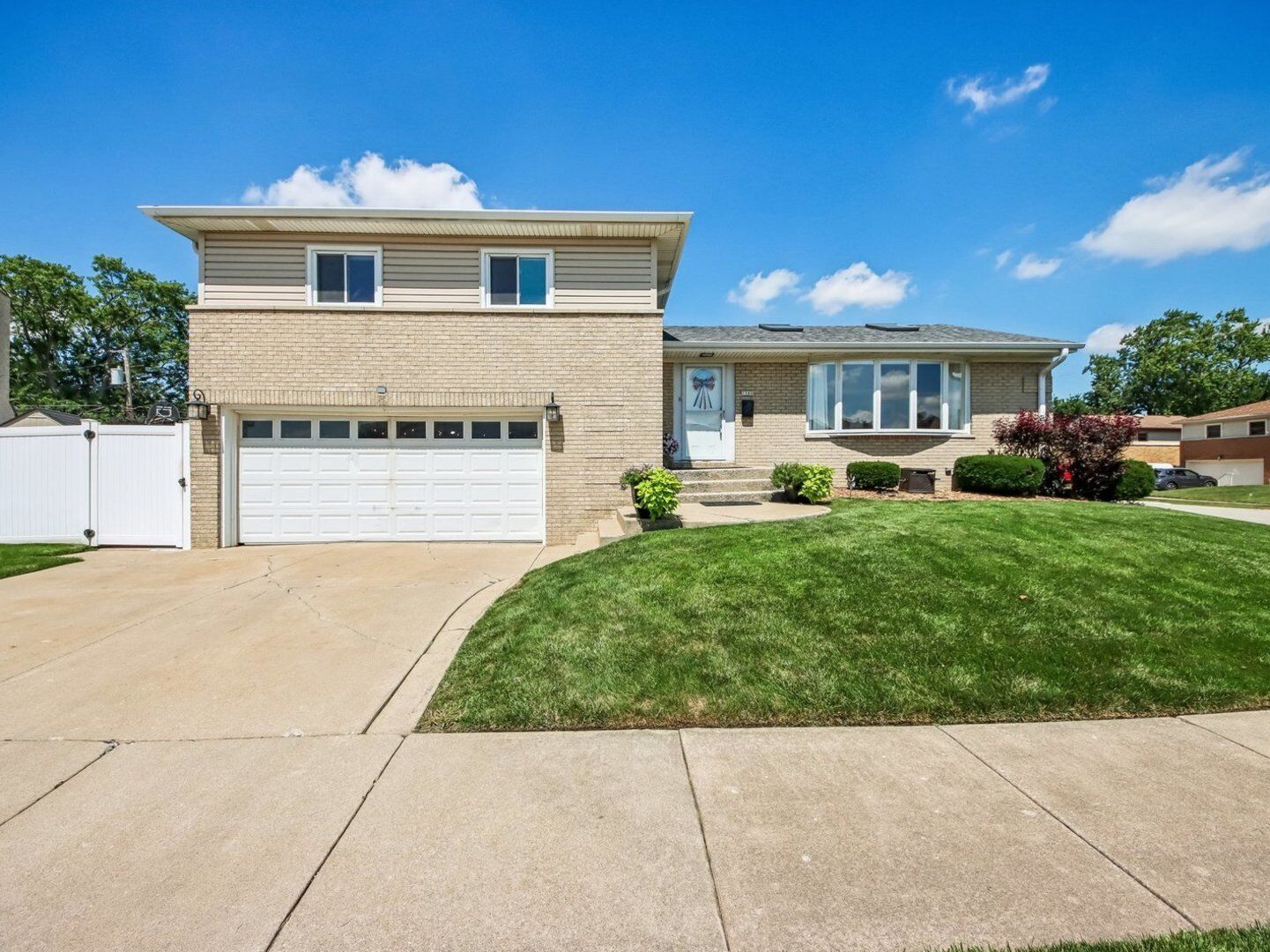 Property Photo: 1580 Grant Avenue IL 60160