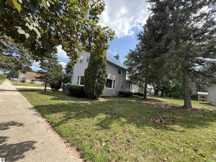 Property Photo:  1001 Chestnut  MI 49601 