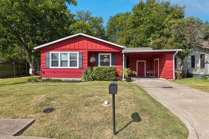 Property Photo:  209 Kirksey Street  TX 75165 