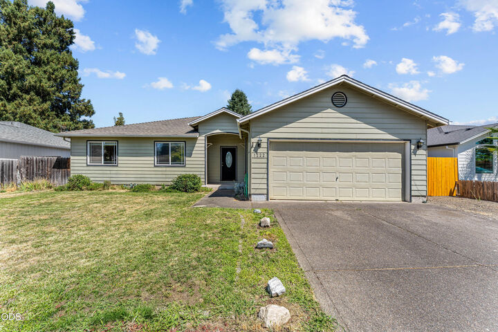 Property Photo: 1222 Greentree Way OR 97502
