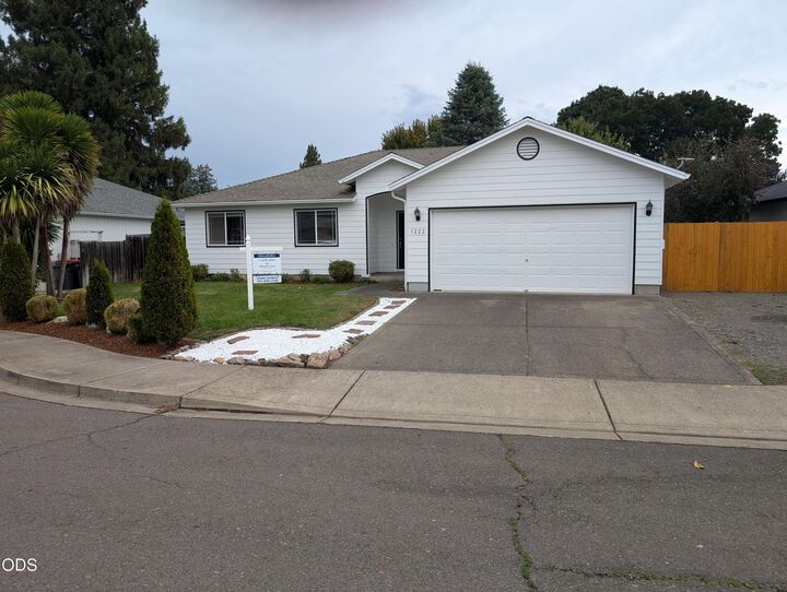 Property Photo:  1222 Greentree Way  OR 97502 