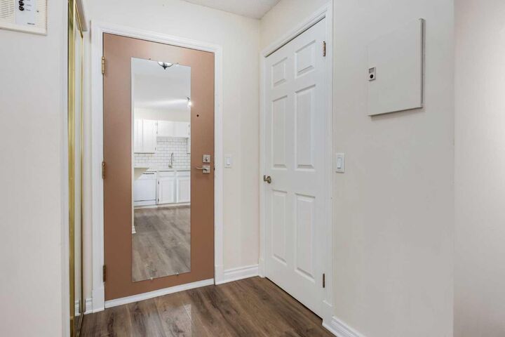 Property Photo: 730 2 Avenue NW 303 AB T2N 0E4