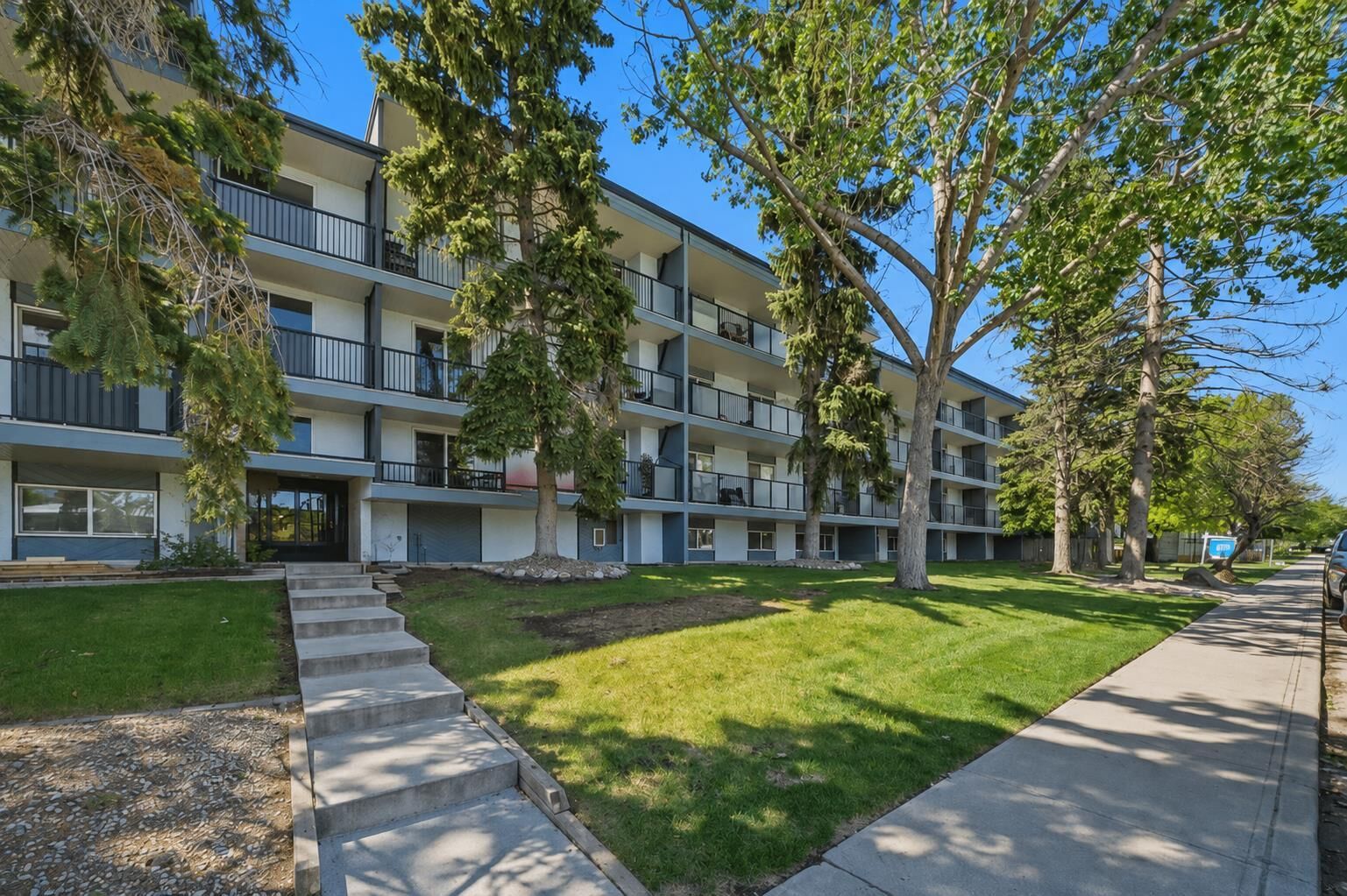 Property Photo: 617 56 Avenue SW 401 AB T2V 0G9