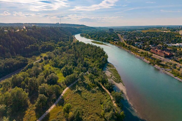 Property Photo:  3508 Spruce Drive SW  AB T3C 3A6 
