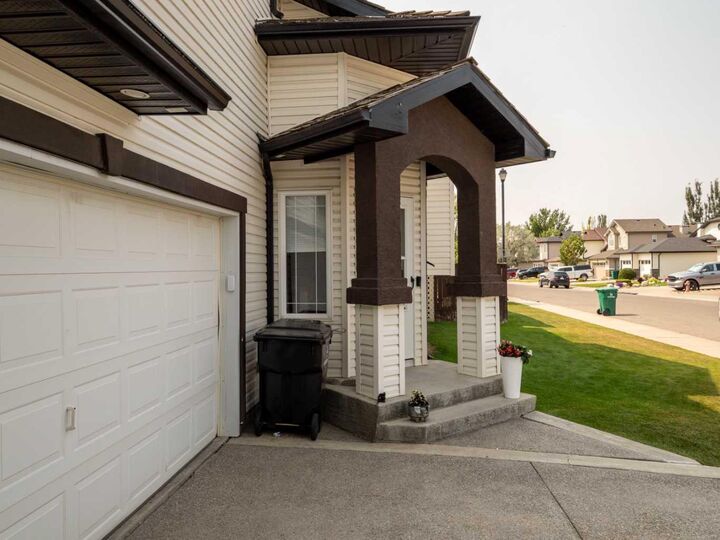 Property Photo: 95 Heritage Point W AB T1K 7K9