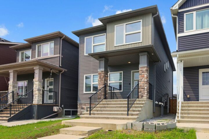Property Photo:  56 Corner Meadows Park NE  AB T3N 1J8 