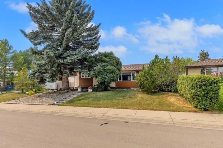 Property Photo: 8031 Huntwick Hill NE AB T2K 4G9