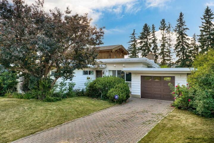 Property Photo: 15 Glenview Drive SW AB T3E 4H4