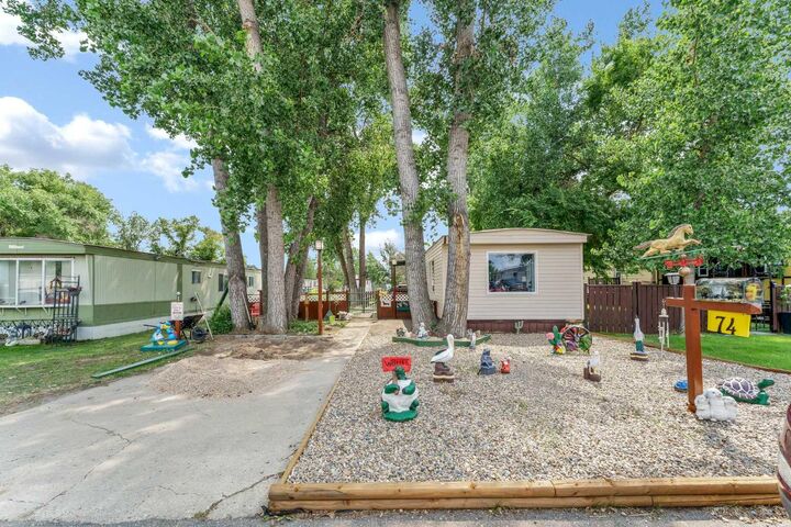 Property Photo:  4000 13 Avenue SE 74  AB T1B 1J3 