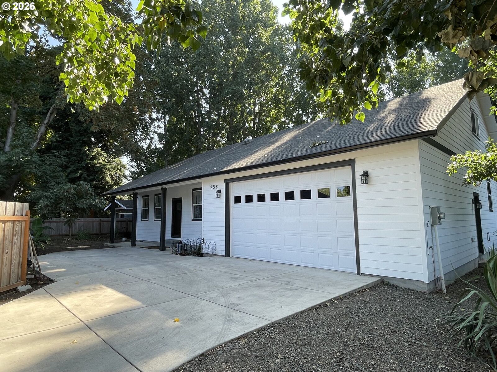 Property Photo:  258 Waite St  OR 97402 