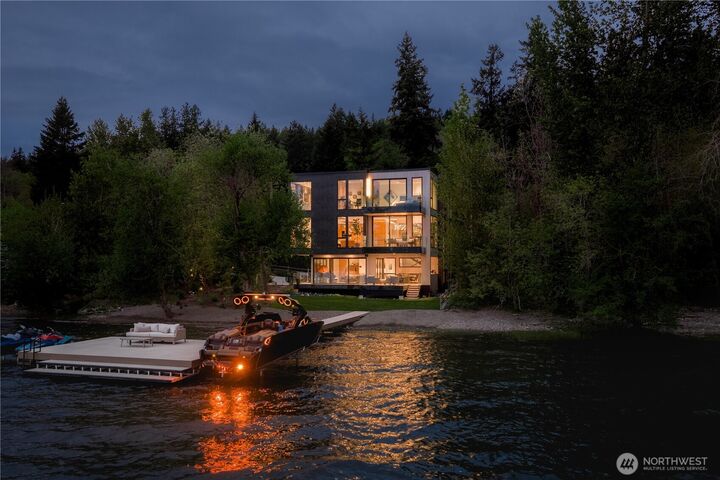 Property Photo:  3101 E Lake Sammamish Parkway NE  WA 98074 