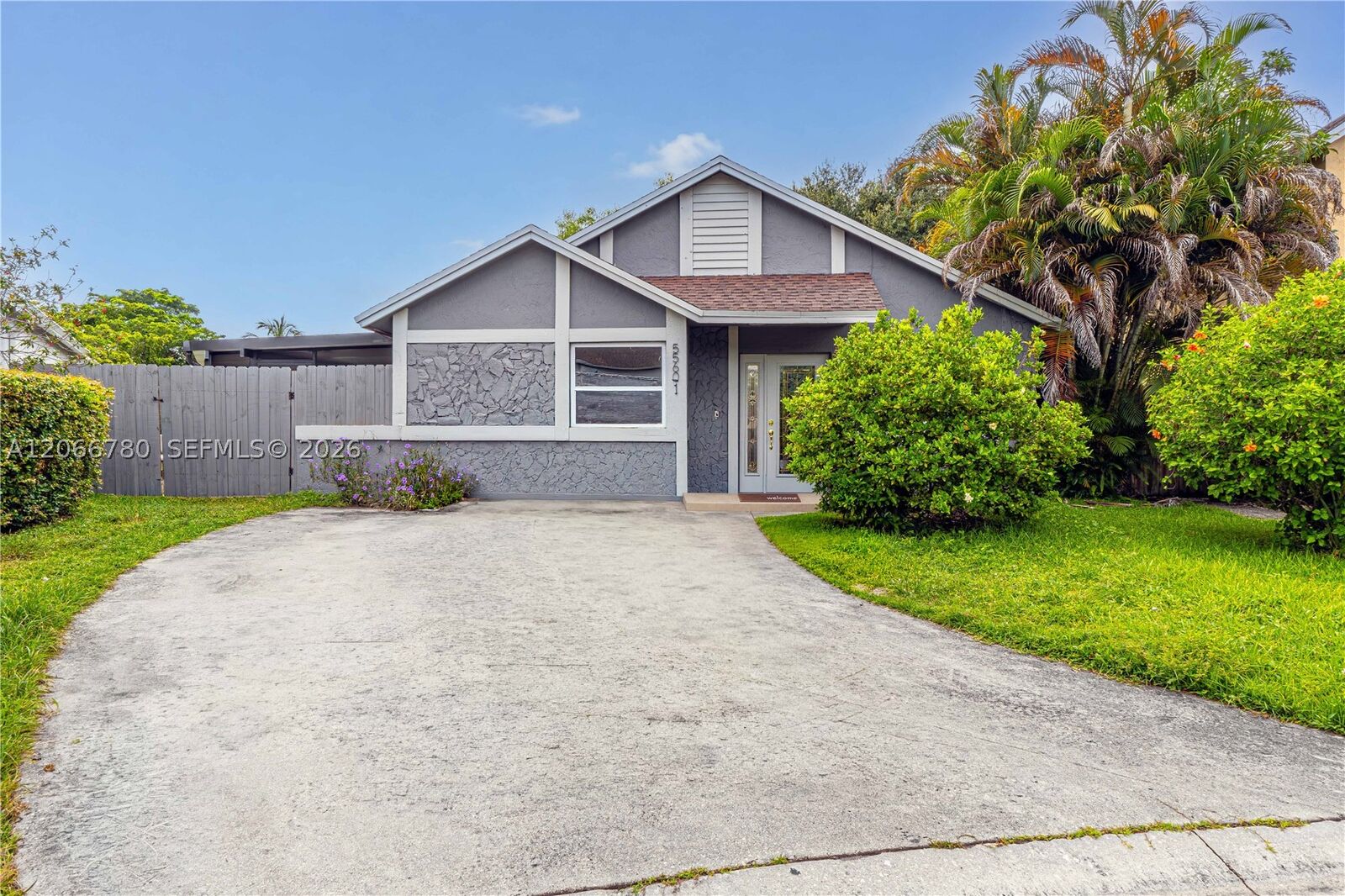 Property Photo: 5560 SW 98th Way FL 33328
