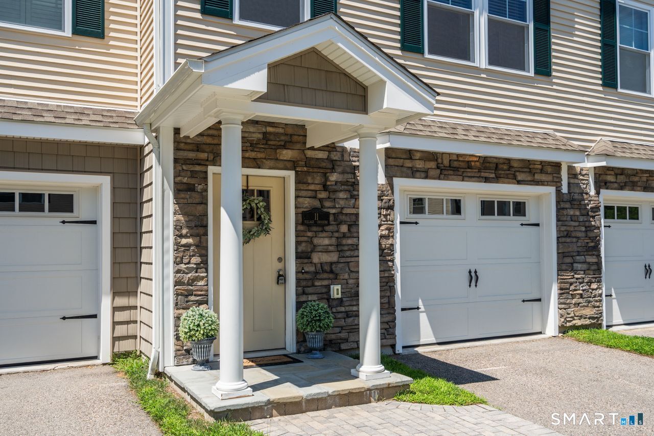 Property Photo:  11 Village Crossing 11  CT 06357 