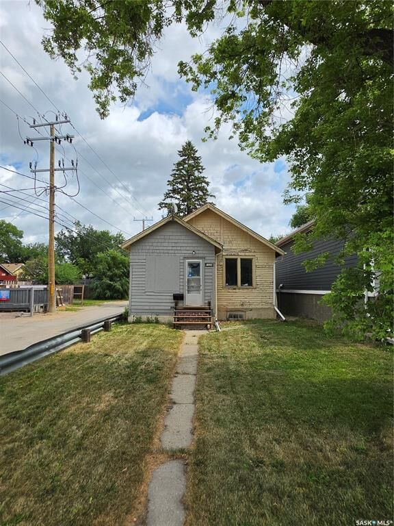Property Photo:  1525 Elphinstone Street  SK S4T 3M9 