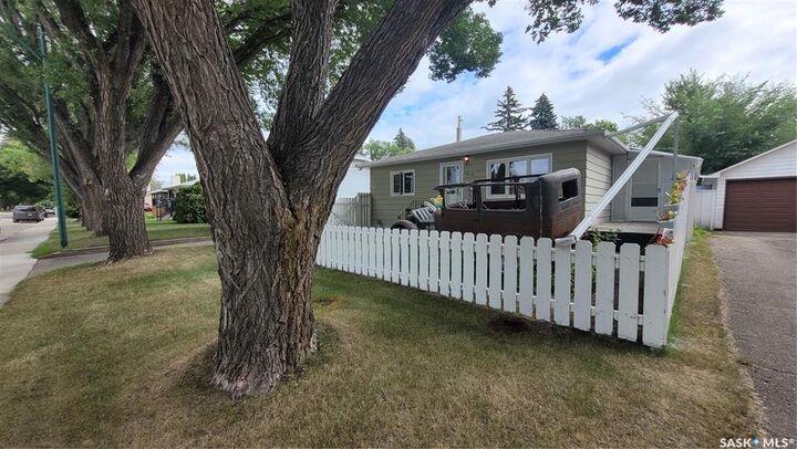 Property Photo: 1610 2nd Avenue N SK S7K 3N2