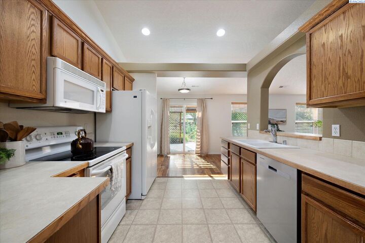 Property Photo: 3001 S Highlands Blvd WA 99353