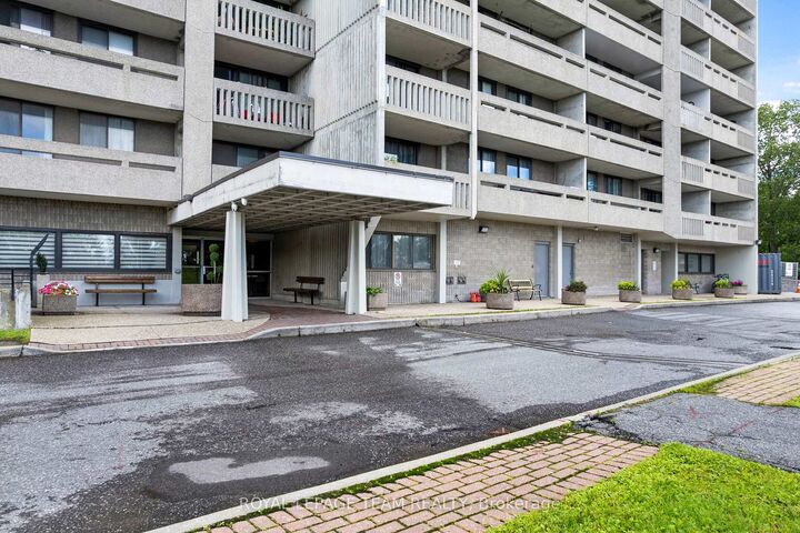 Property Photo: 415 Greenview Avenue 1402 ON K2B 8G5