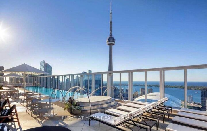 Photo de la propriété: 88 Blue Jays Way 1111 ON M5V 0L7