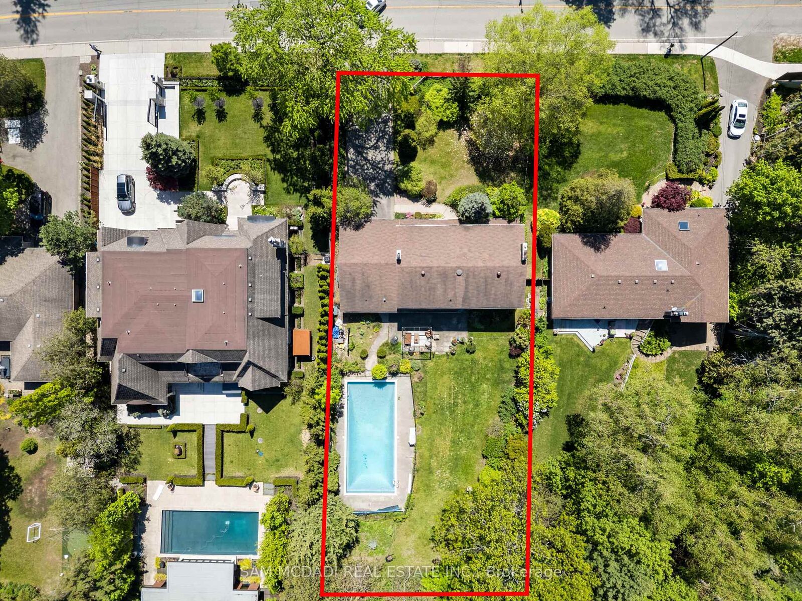 Property Photo: 865 Meadow Wood Road ON L5J 2S7