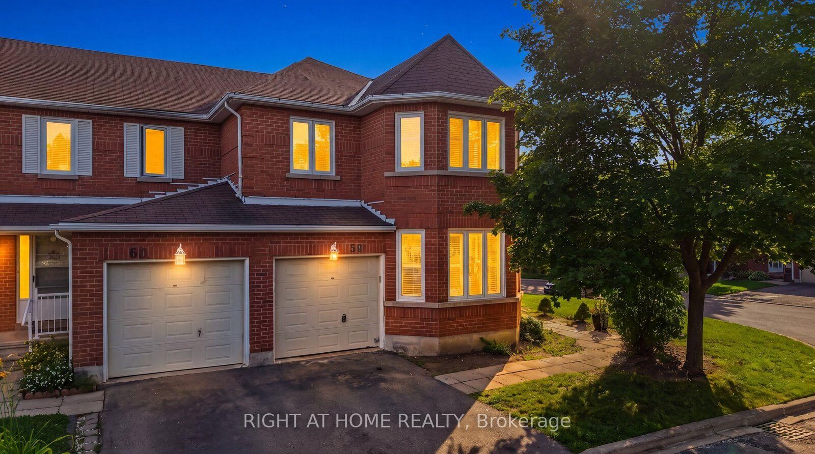 Property Photo: 6050 Bidwell Trail 59 ON L5V 1V6