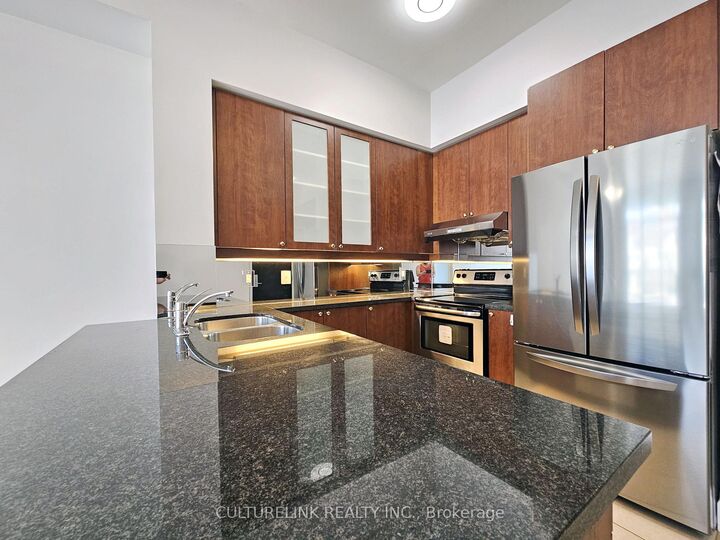 Property Photo:  111 Upper Duke Crescent 1008  ON L6B 1N1 