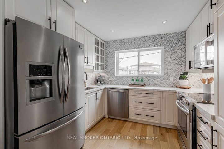Photo de la propriété:  25 Newlin Crescent Upper  ON M3L 1X5 