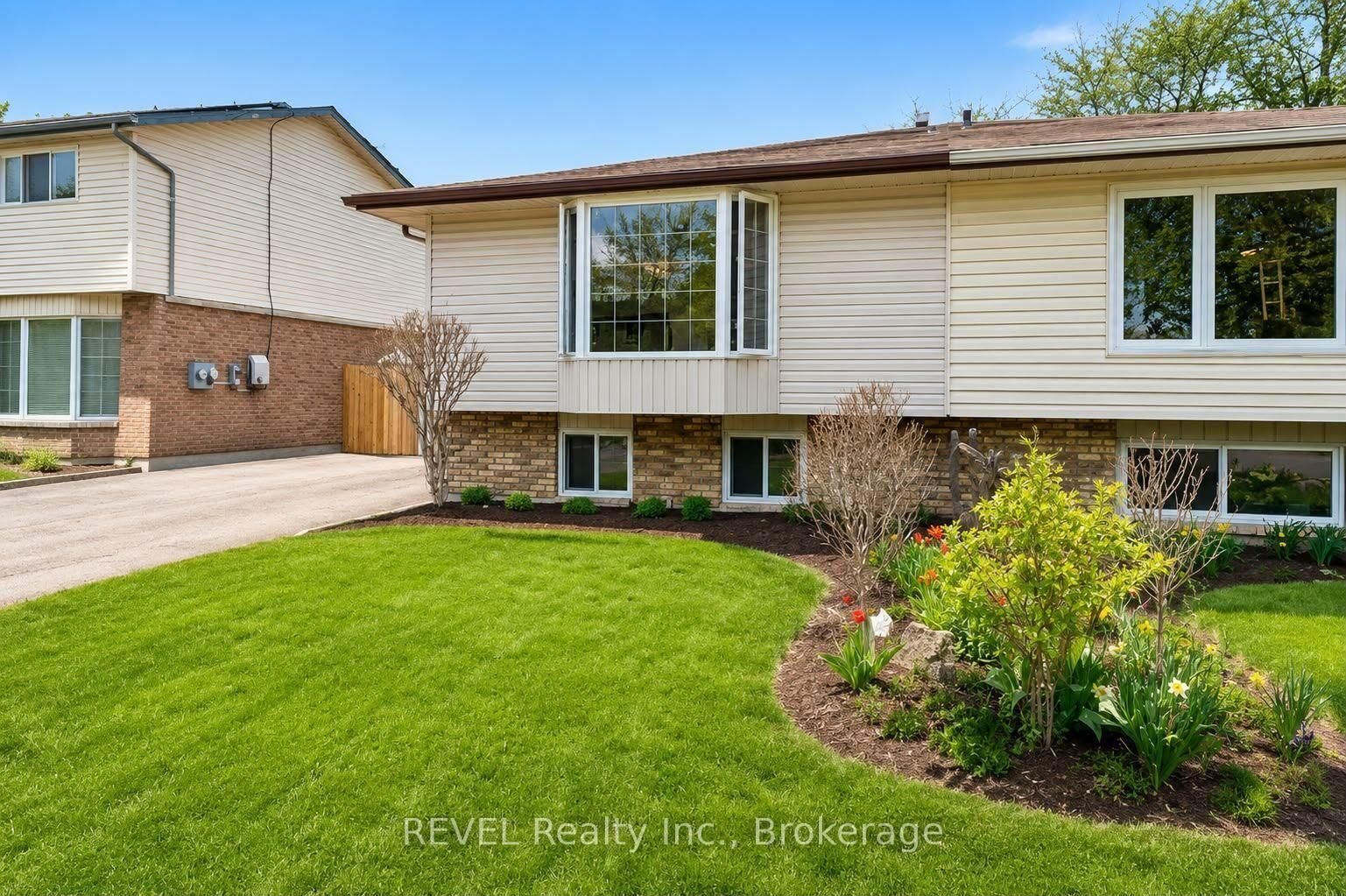 Property Photo: 52 Bula Drive Upper ON L2N 6R6