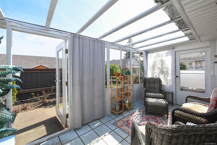 Property Photo: 810 Park Pl #A BC V9N 8L6