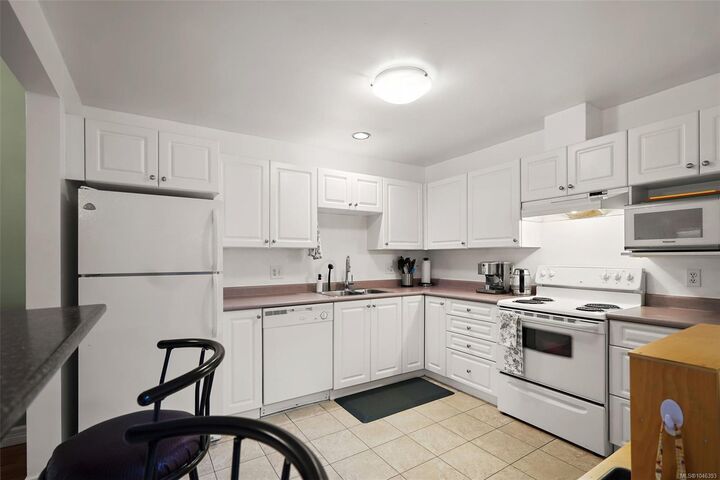Property Photo: 3400 Quadra St #306 BC V8X 1G6