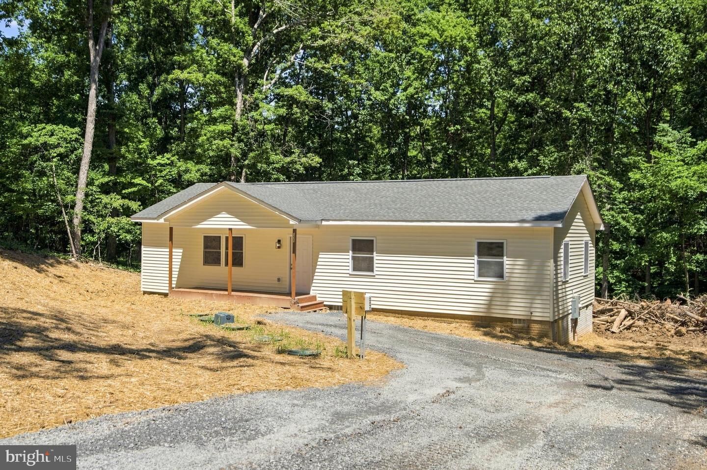 Property Photo: 135 Yarnell Court VA 22630