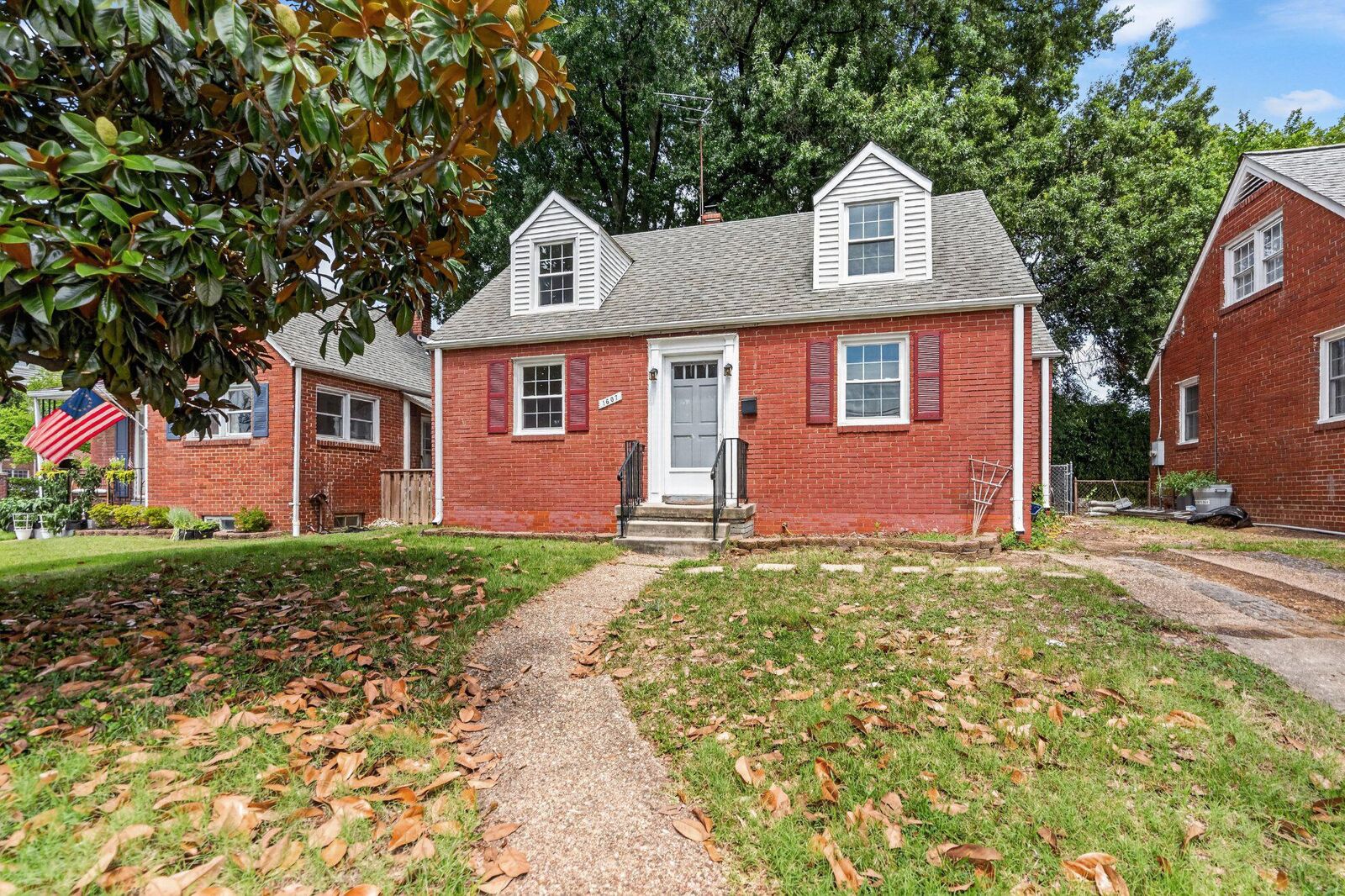 Property Photo: 1607 W Braddock Road VA 22302