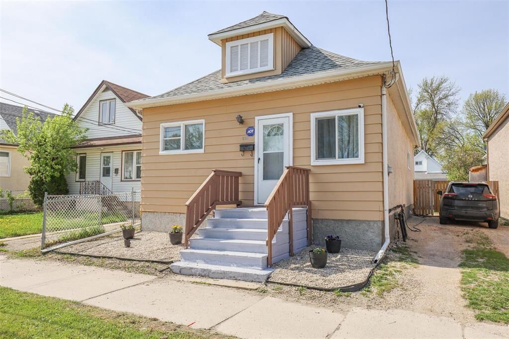 Property Photo:  628 Burrows Avenue  MB R2W 2A7 