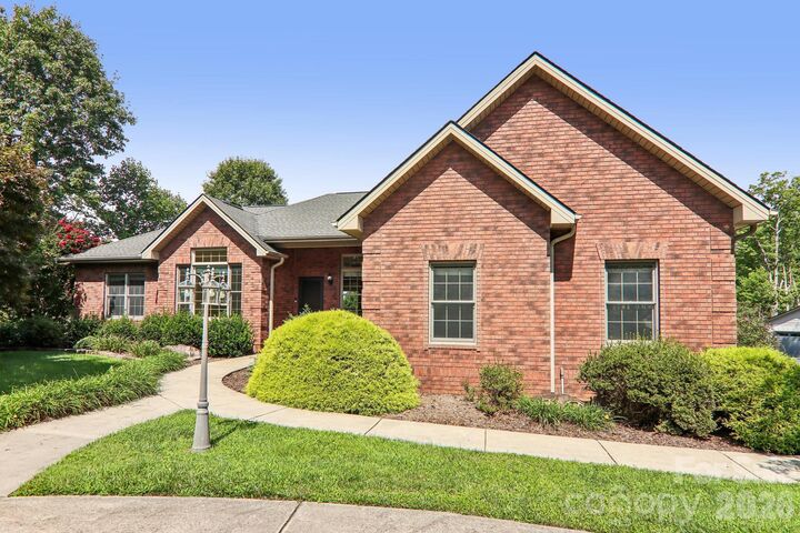 Property Photo:  28 Tudor Crescent Court  NC 28739 