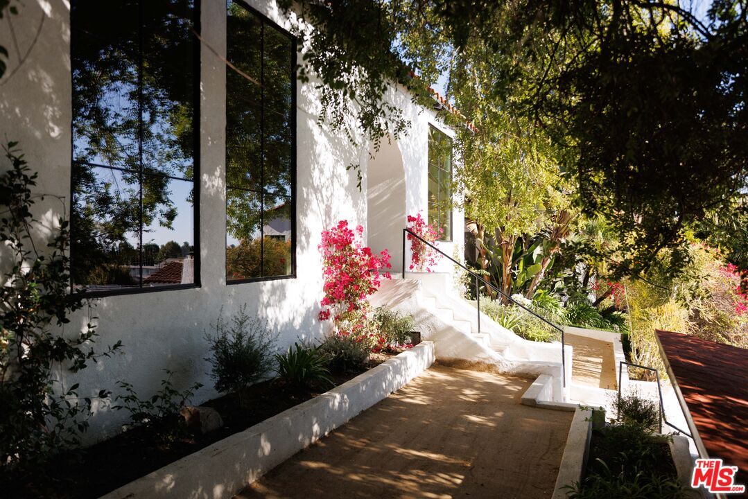 Property Photo:  4300 Ambrose Ave  CA 90027 