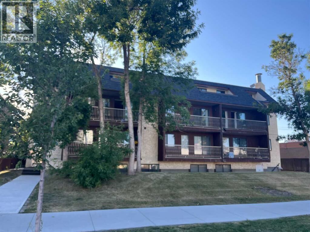 Property Photo:  1113 37 Street Southwest  AB T3C 1S5 
