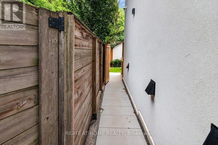 Property Photo:  431 Arlington Avenue Lower  ON M6C 3A4 