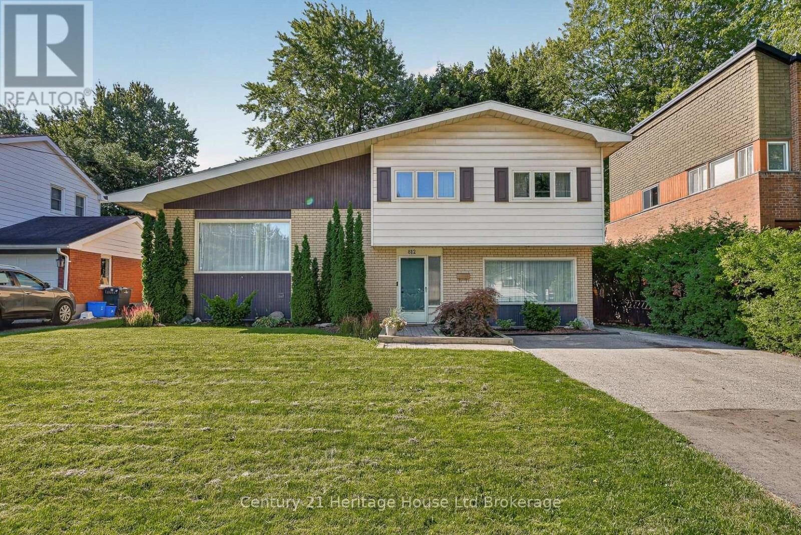 Property Photo:  812 Hughson Street  ON N4S 4P7 