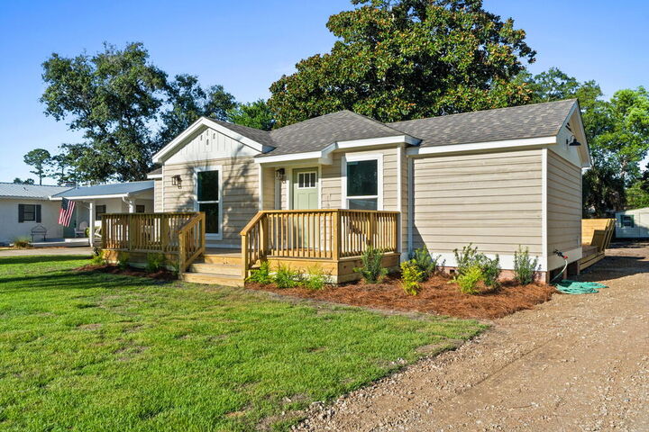 Property Photo:  110 Hunter Cir  FL 32456 