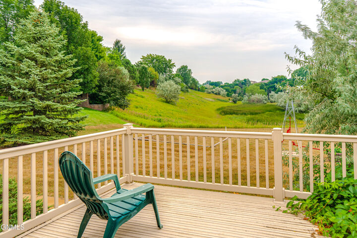 Property Photo:  1901 Valley Drive  ND 58503 