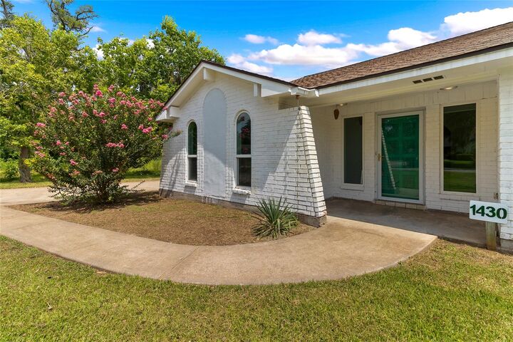 Property Photo: 1430 North Rd TX 77566