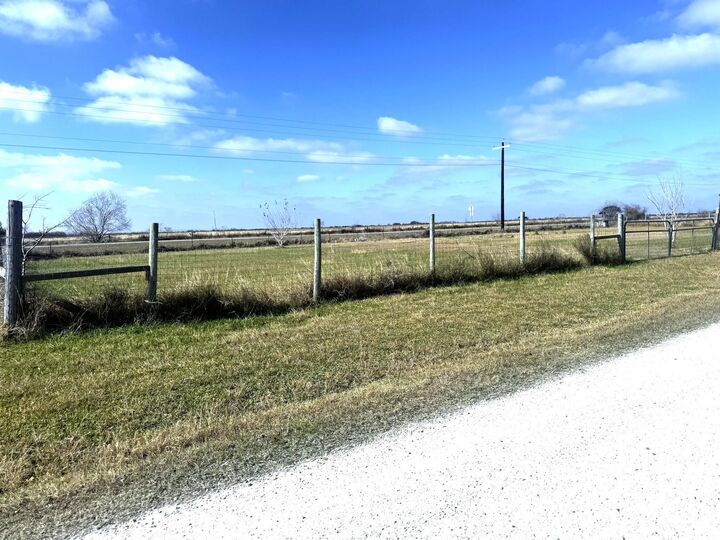 Property Photo: 303 Pinafore Court TX 77465