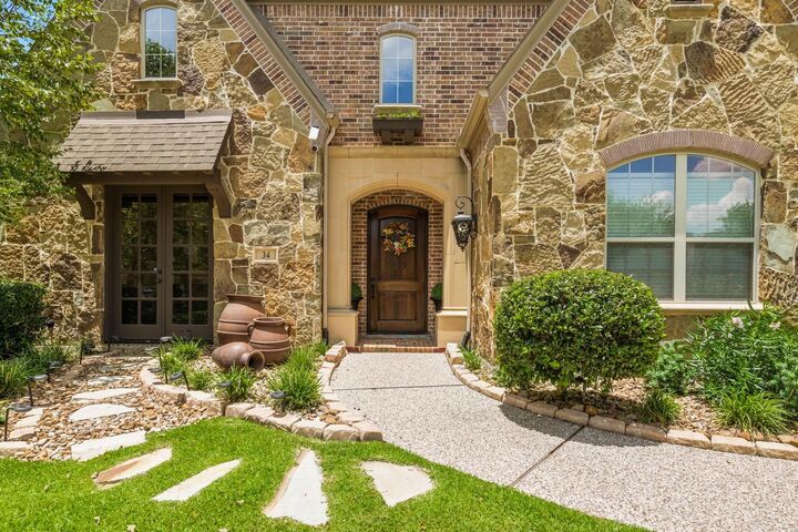 Property Photo:  34 N Player Manor Cir  TX 77382 