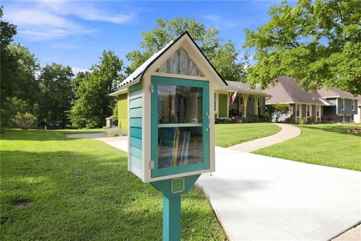 Property Photo:  318 NE Colonial Court  MO 64064 
