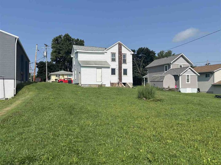 Property Photo:  405 Court Street  IA 52361 