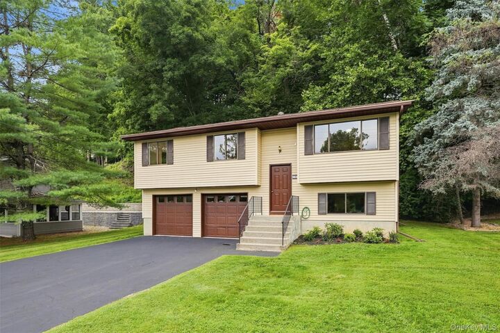 Property Photo:  107 Sutton Park Road  NY 12603 