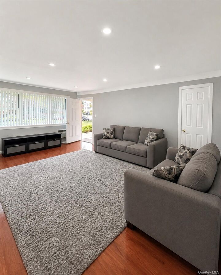 Property Photo:  15054 Melbourne Avenue 1R  NY 11367 